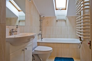 Comfort Apartment | Bathroom | Hair dryer, towels