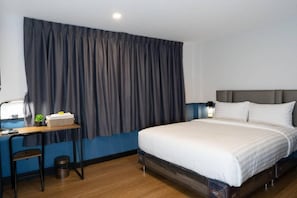 In-room safe, desk, blackout drapes, iron/ironing board - Malades House (Bangkok)