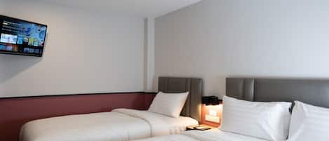 华丽三人房 | 客房内保险箱、办公桌、遮光窗帘、熨斗/熨衣板