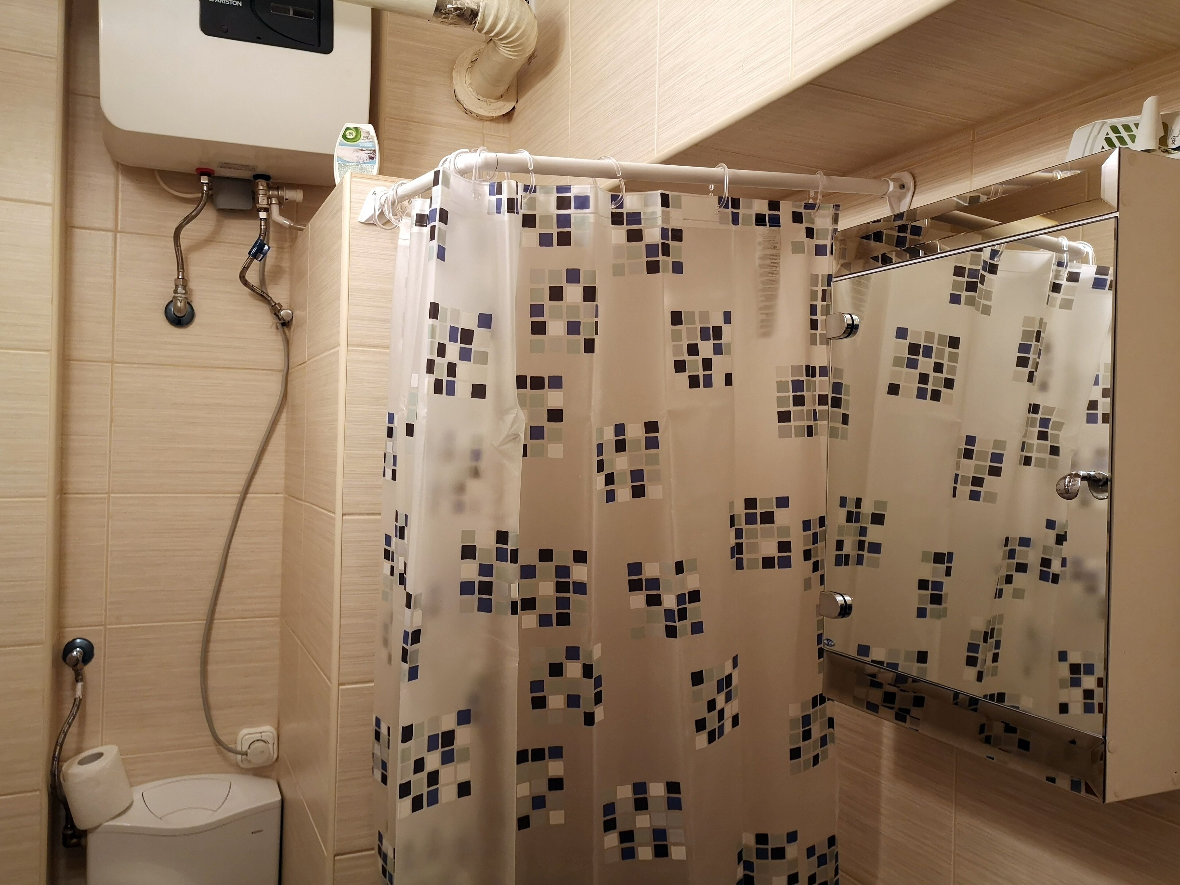 Studio | Bathroom | Shower, towels