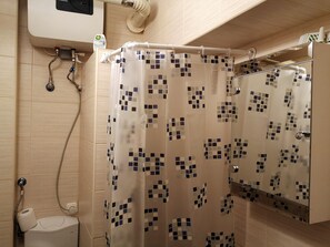 Studio | Badkamer | Een douche, handdoeken