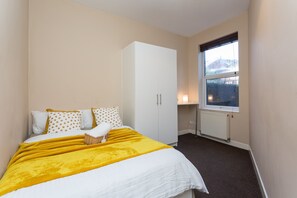 4 bedrooms, iron/ironing board, WiFi, bed sheets
