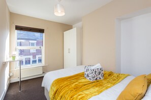 4 bedrooms, iron/ironing board, WiFi, bed sheets