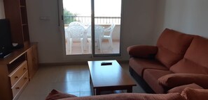 Een televisie en een open haard