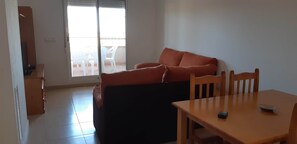 Een televisie en een open haard