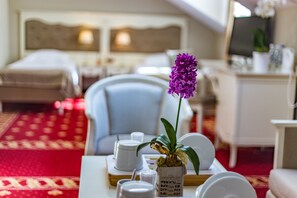 In-room safe, desk, laptop workspace, free cots/infant beds - Hotel Sobienie Krolewskie (Sobienie Jeziory)