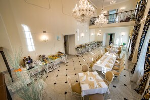 Free daily continental breakfast - Hotel Sobienie Krolewskie (Sobienie Jeziory)