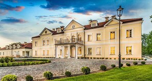 Vista frontal de la propiedad