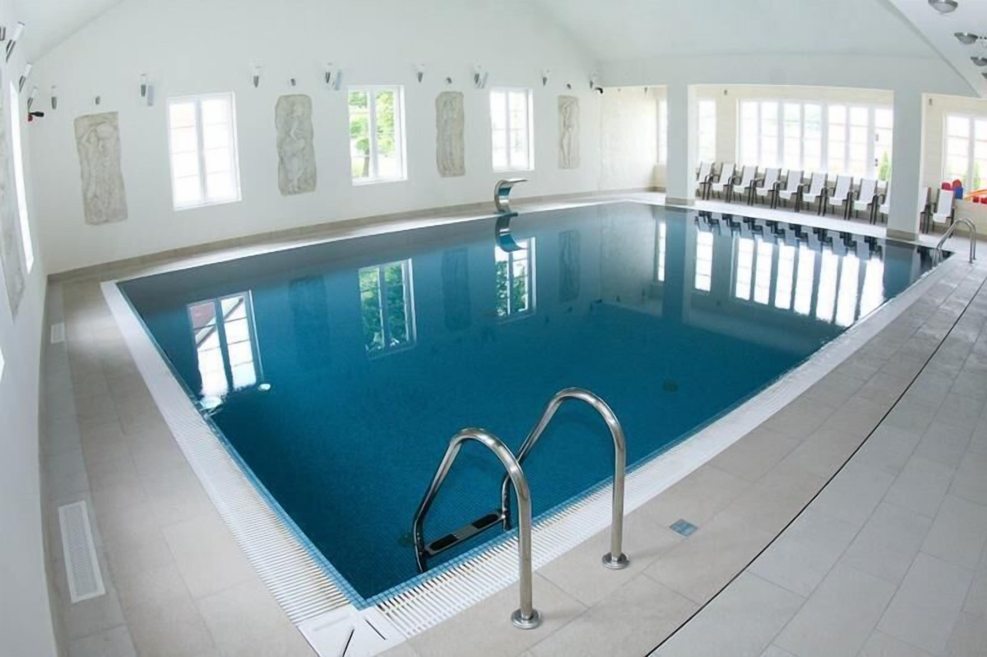 من حمّامات السباحة المغطاة، مقاعد للتشمس