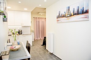 Dining - Perfectly located jacuzzi Apt (Athina)