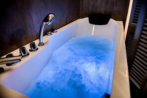 Shower, hair dryer, towels, soap - Perfectly located jacuzzi Apt (Athina)