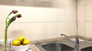 Fridge, oven, stovetop, dishwasher - Traditional Style in the city Center (Roma)