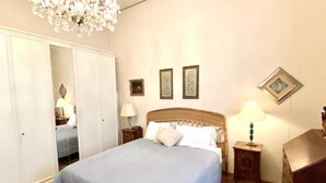 2 bedrooms, iron/ironing board, WiFi, bed sheets - Traditional Style in the city Center (Roma)