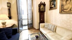 TV - Traditional Style in the city Center (Roma)