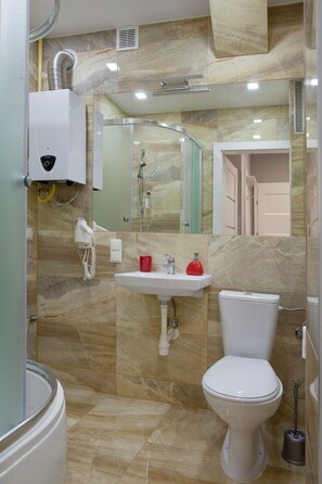 Apartamento Deluxe | Baño | Ducha, secador de pelo, toallas y jabón