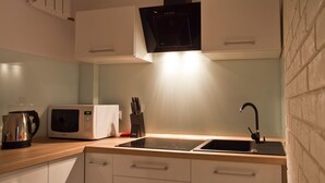 Deluxe Apartment | Private kitchen | Fridge, electric kettle, cookware/dishes/utensils, dining tables - Apartament City Center Platinum - Luxury Standard (Krynica-Zdroj)