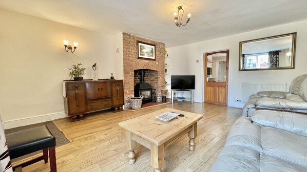 Smart TV, fireplace - 3 bedroom character town house on the edge of the Blackdown hills (Wellington)