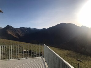 A concrete viewing platform with a metal railing overlooking a mountainous landscape. - Charming cottage at the top of Col d'Ichère (SARRANCE)
