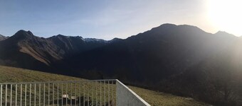 GĂźte Ă la vue exceptionnelle au sommet du Col d'IchĂšre