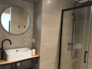 Douche, sĂšche-cheveux, serviettes fournies, papier toilette