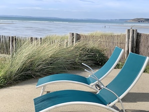 On the beach, sun-loungers - Feet in the water! The beach 30 meters away La Perle des Oyats 180° view (Plonévez-Porzay)