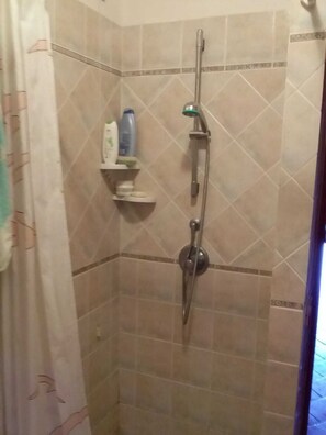 Douche, bidet, papier toilette