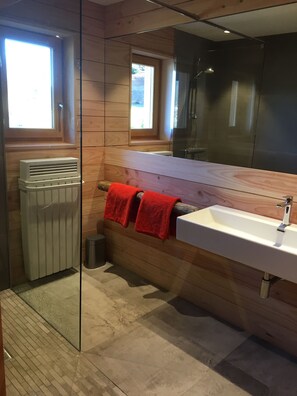 Shower, hair dryer, towels, toilet paper - the shepherd's chalet. (Ventron)