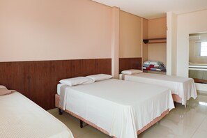 Dreibettzimmer, 3 Einzelbetten | Schreibtisch, Bettwäsche