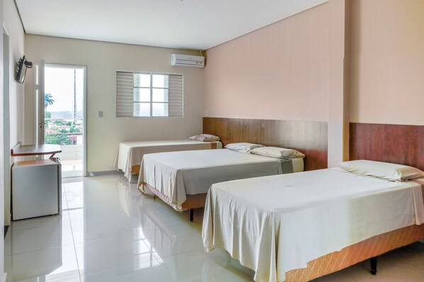 Dreibettzimmer, 3 Einzelbetten | Schreibtisch, Bettwäsche