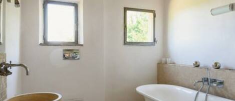 Een haardroger, handdoeken