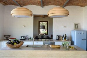 Geschirrspüler, Wasserkocher mit Kaffee-/Teezubehör