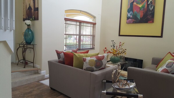 Smart TV - Two story 2500 sq ft house located nearby shopping mall, restaurants and parks (Cutler Bay)