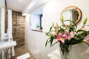 Deluxe Apartment (Ermitage) | Bathroom | Shower, hair dryer, towels - Apartamenty Ermitage Zakopane (Zakopane)