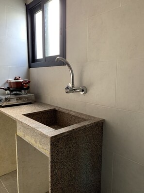 Kamar Single Basic | Dapur pribadi | Peralatan masak/sendok-piring