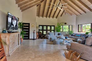 Smart-TV, Stereoanlage, Drucker