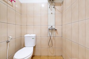 Deluxe Double Room | Bathroom | Shower, towels