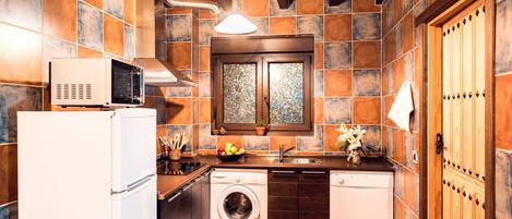 Microondas, lavavajillas, cafetera/tetera, utensilios de cocina