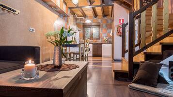 Tv, eldstad och en stereo