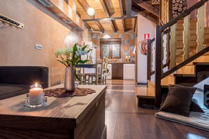 Tv, eldstad och en stereo