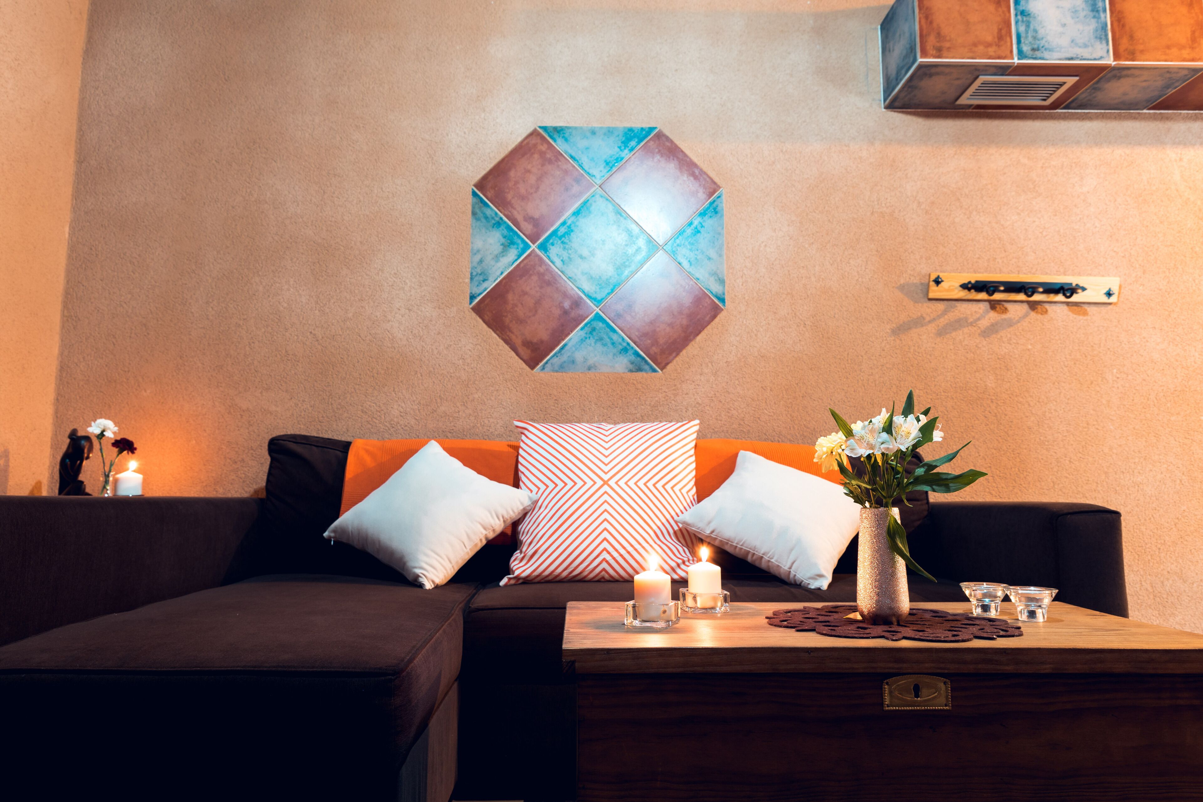 Televisión, chimenea y estéreo 