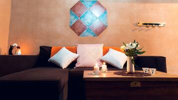 Tv, eldstad och en stereo