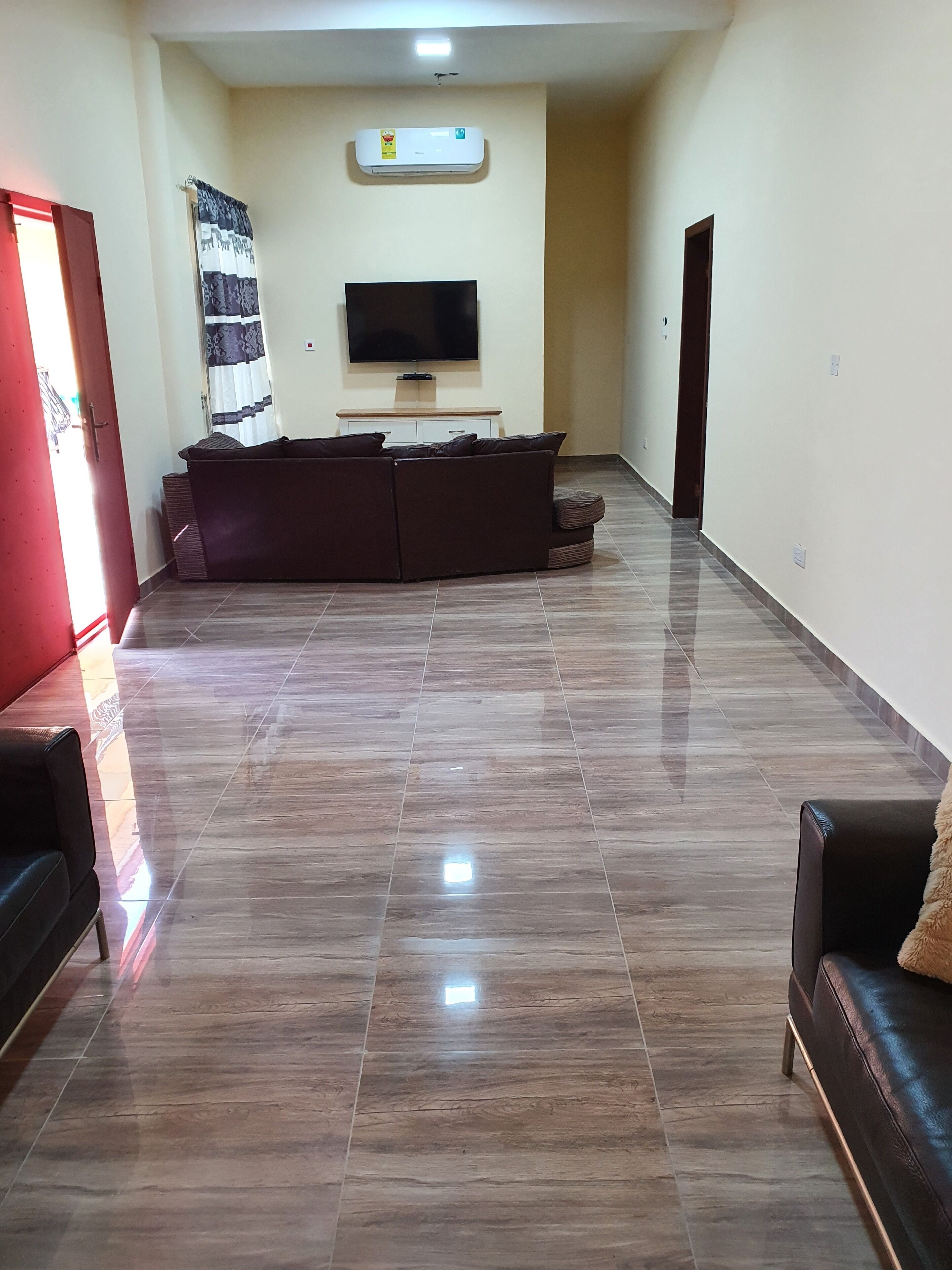 Grand Apartment | Living area | 32-inch flat-screen TV with satellite channels, TV