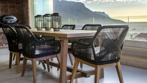 Penthouse Cao cấp, 3 phòng ngủ | Khu vực ăn uống tại phòng