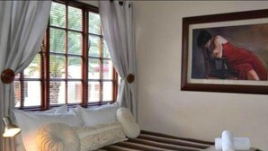 Laptop workspace, free WiFi, individually decorated - Jock-Inn Guest House (Bloemfontein)