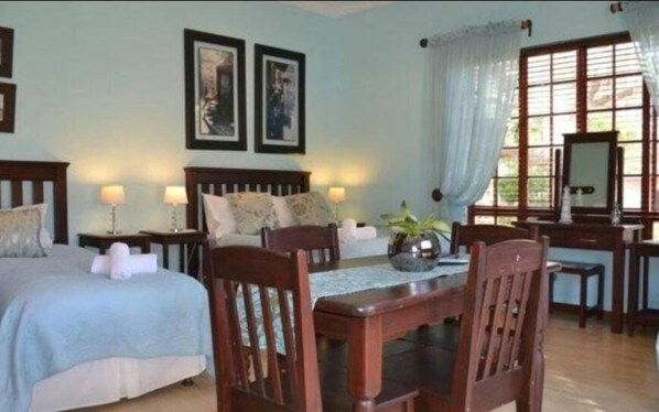 Individually decorated, individually furnished, laptop workspace - Jock-Inn Guest House (Bloemfontein)