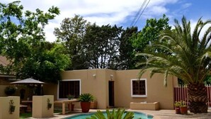 Outdoor pool, pool umbrellas - Jock-Inn Guest House (Bloemfontein)