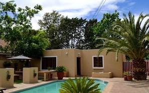 Outdoor pool, pool umbrellas - Jock-Inn Guest House (Bloemfontein)