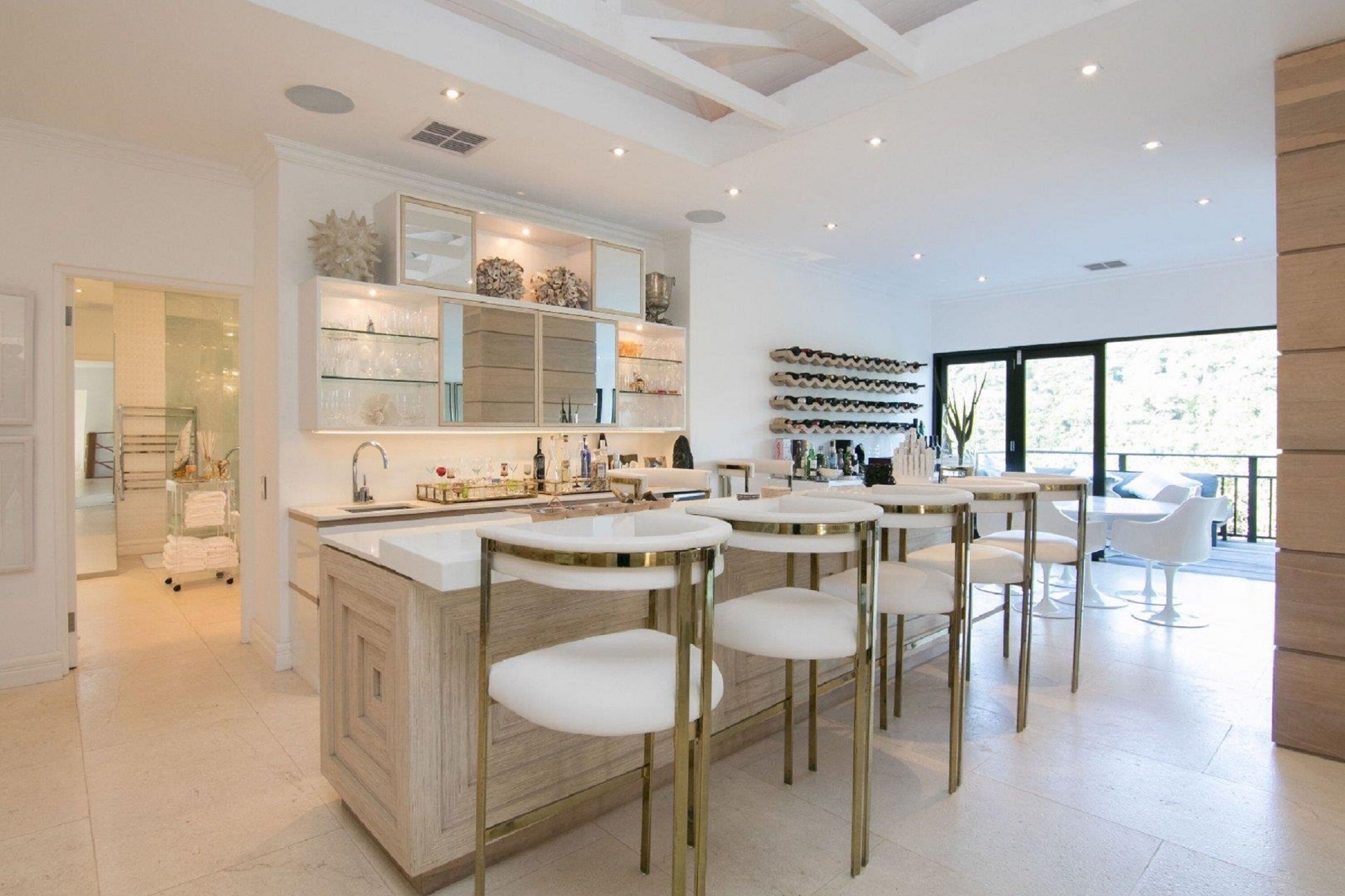 Deluxe Villa, 5 Bedrooms | In-room dining