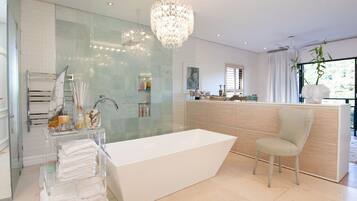 Deluxe Villa, 5 Bedrooms | Deep soaking bathtub
