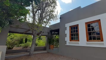 Vista frontal de la propiedad